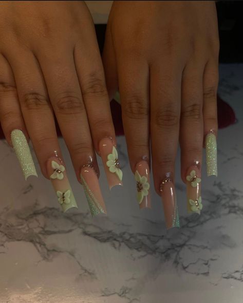 Green And Nude Acrylic Nails, Green Nail Inspiration, Nails Quince, Green Nails Acrylic, College Nails, Retro Plus Size, Em Nails, Quince Nails, Nude Acrylic Nails