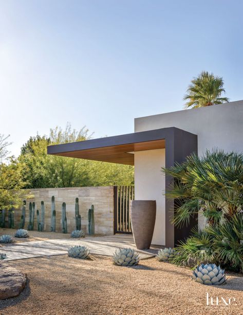 Desert Landscape Front Yard, California Architecture, Modern Desert, Modern Landscape Design, Casa Exterior, Desert Homes, Front Entrance, Luxe Interiors, Modern Architecture House