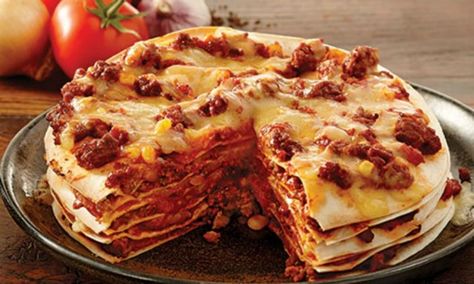 Kind of like lasagne except with chilli con carne and tortillas! This delicious Mexican tortilla stack is yummy, filling and a little bit different. Fillings For Wraps, Tortilla Cake, Mexican Stack, Tortilla Stack, Beef Mince Recipes, Simple Cheap Meals, Pizza Inn, Beef Main Course, Chilli Con Carne Recipe