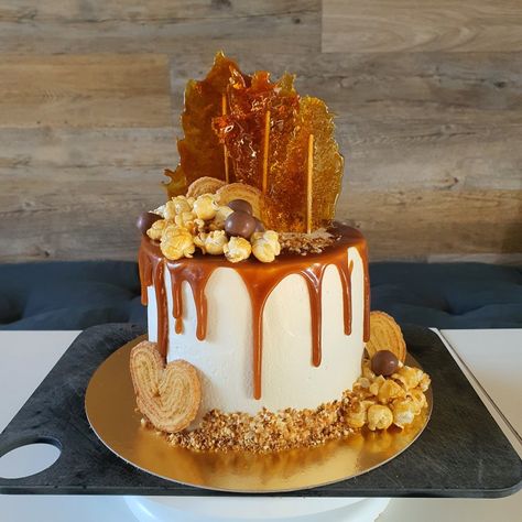 Caramel layer cake and pop corn Caramel Cake Design Ideas, Caramel Cake Decoration, Caramel Layer Cake, Splatter Cake, Fiesta Cake, Fall Cake, Caramel Apple Cake, Roblox Cake, Cake Pop Decorating