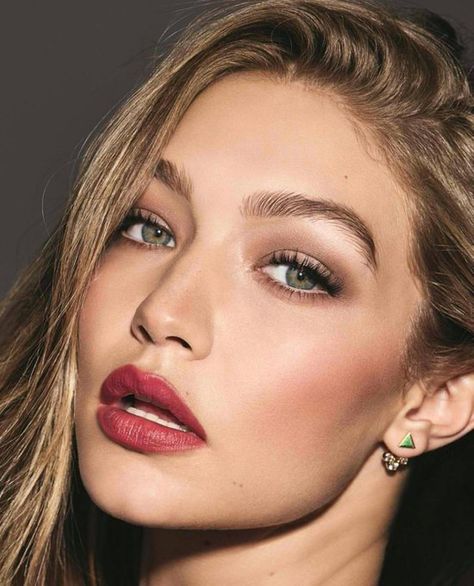 Twitter Gigi Hadid Makeup, Bronze Lipstick, Gigi Style, Make Up Inspiration, Vanessa Williams, Bronze Makeup, Matte Red, Red Lip, Celebrity Makeup