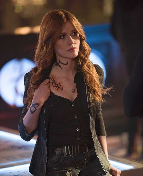 Clary Fray Outfit, Hunter Costume, Shadowhunters Series, Kat Mcnamara, Hunter Outfit, Isabelle Lightwood, Clary Fray, Katherine Mcnamara, Shadow Hunters