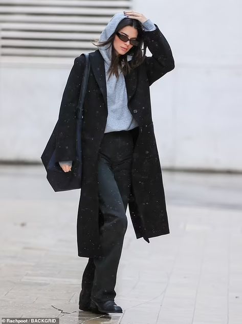 Kendall Jenner Street Style, Trench Coat Outfit, Kendall Style, Kendall Jenner Outfits, Hoodie Coat, Trench Coat Black, Celebrity Street Style, Hoodie Outfit, Coat Outfits