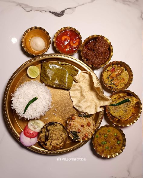 Bengali Thali, Indian Wedding Food, Shivratri Wallpaper, Wedding Food Table, Platter Food, Indian Food Photography, Bear Drawings, Food Decorations, Bengali Food