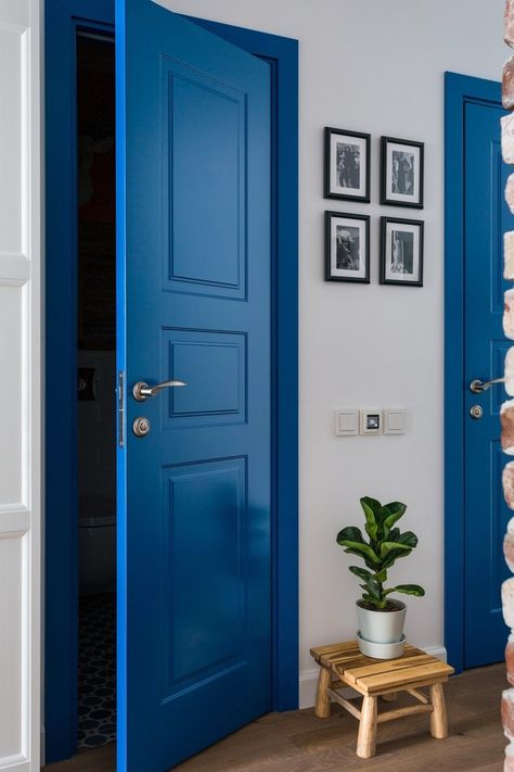 Blue Interior Doors, Interior Door Color, Arched Interior Doors, Space Saving Doors, Interior Door Hardware, Om Design, Trendy Interiors, Painted Front Doors, New Interior Design