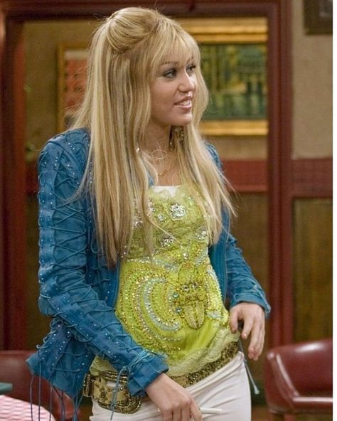 @disneychannel.series • Instagram photos and videos Hannah Montana Hairstyles, 200s Hair, Hannah Montana Tv Show, Montana Outfits, Hannah Montana Outfits, Hannah Montana Costume, Old Miley Cyrus, Smiley Miley, Hannah Miley