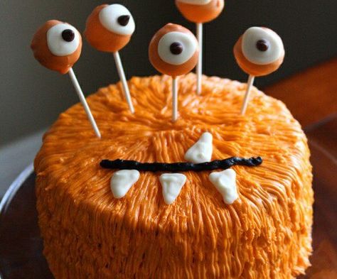 orange stringy Monster cake Spooky Halloween Cakes, Halloween Torte, Dessert Oreo, Bee Sweet, Monster Cake, Hello Sweetie, Cute Birthday Cakes, Halloween Desserts, Halloween Snacks