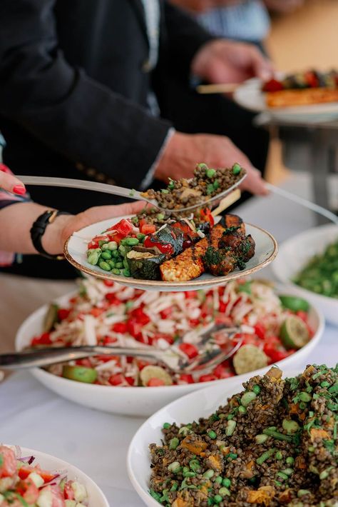 Vegan wedding food for a sustainable and eco-friendly wedding Vegan Wedding Buffet, Casual Wedding Food, Vegan Grazing Table, Vegan Wedding Cakes, Wedding Sustainable, Wedding Grazing Table, Vegan Wedding Food, Winter Wedding Food, Wedding Food Catering