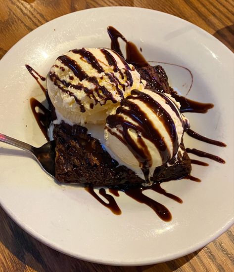 Brownie Sundae, Candy Drinks, Food Therapy, Yummy Comfort Food, Food Drinks Dessert, Food Is Fuel, Interesting Food Recipes, Pretty Food, Food Cravings