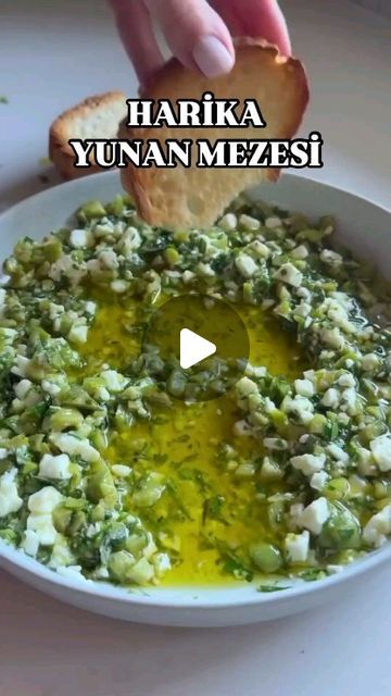 @harika_salatalar on Instagram: "@yemek.tarifleri.turkiye  Bu YUNAN ZEYTİNLİ TAPENADE’yi 10 dakikada yapmak çok kolay ve sizi ve ekibinizi şaşırtacak. Çabuk bittiği için tarifi iki katına çıkararak yapmanızı tavsiye ederim.   Via: hungry.happens  Malzemeler  - 1/3 fincan zeytinyağı - 2 çorba kaşığı taze maydanoz ince kıyılmış - 1 çorba kaşığı taze kekik ince doğranmış - 3/4 su bardağı yeşil zeytin ince doğranmış - 2 oz beyaz peynir, ince ufalanmış - 1 diş sarımsak, kıyılmış - 1/2 büyük limon, kabuğu soyulmuş + suyu sıkılmış - 2 çay kaşığı bal #meze #mezetarifleri #peynirli #yemektarifleri #tarif #tarifdefteri #mezeçeşitleri #salata #salatatarifleri" Kitchen Mediterranean, Hungry Happens, Tapenade, Food And Drink, Salad, On Instagram