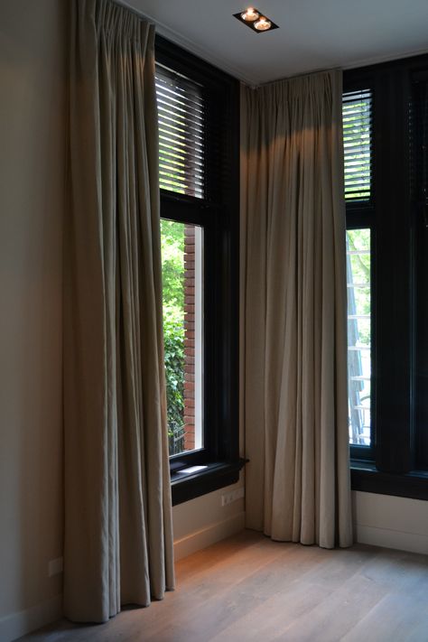 Project Utrecht - Ginterieur Black Blinds For Windows, Blinds And Curtains Together Living Room, Black Blinds, Plain Curtains, Indoor Design, Black Windows, Style Deco, Style At Home, Curtains Living Room