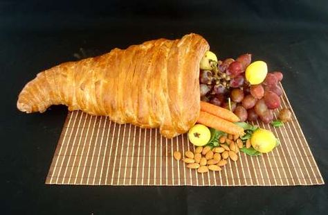 Thanksgiving cornacopia! So easy to make! You can also stuff this with desserts as well! Cornucopia Recipe, Bread Cornucopia, Appetizer Thanksgiving, Cornucopia Thanksgiving, Cooking Schedule, Edible Centerpieces, Thanksgiving Cornucopia, Thanksgiving Snacks, Thanksgiving Treats