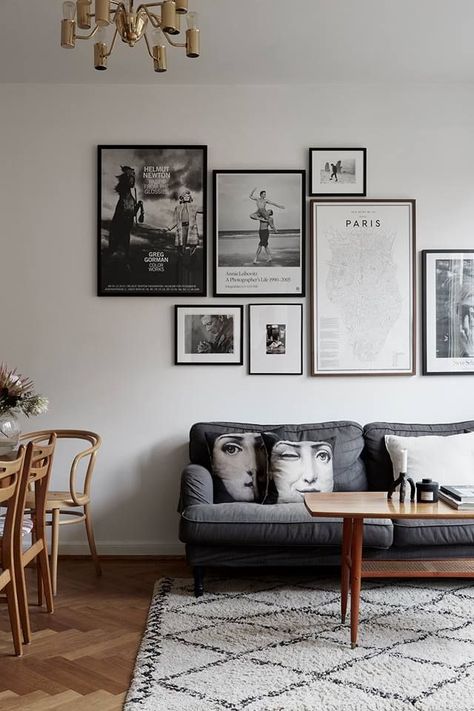 Gorgeous mid century inspired living room with gallery wall. It's simple but looks so inviting! Furnitur Ruang Keluarga, Frames Ideas, Minimal Interior Design, Gallery Wall Living Room, Interior Design Per La Casa, Minimalism Interior, Design Del Prodotto, Inspired Living, Decoration Inspiration