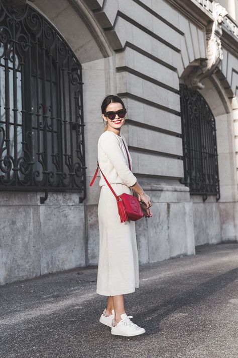 white on white with a pop of red Red Purse Outfit, Red Bag Outfit, Gucci Disco Bag, Gucci Disco, White Dress Outfit, Street Style Bags, Handbag Outfit, All White Outfit, Collage Vintage