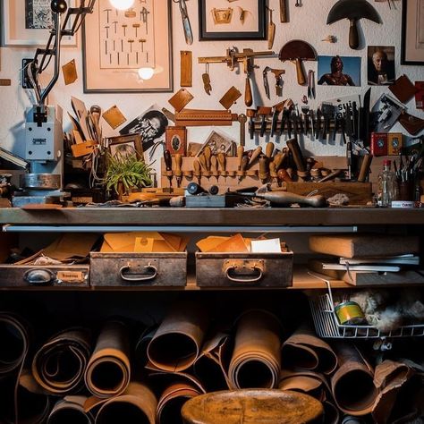 Leather Craft Studio, Leather Shop Organization, Leather Workshop Studio, Leather Workshop Ideas, Jewelry Station, Jewelry Studio Organization, Crate Shelf, Leather Studio, Leatherworking Tools