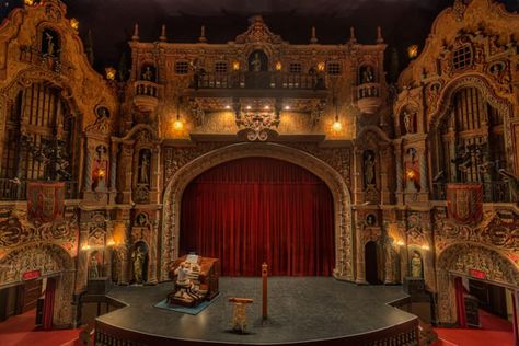 Tampa Theatre, Haunted Movie, Florida Attractions, Florida Adventures, Places In Florida, Haunted Hotel, Most Haunted Places, Movie Theaters, Road Trip Destinations