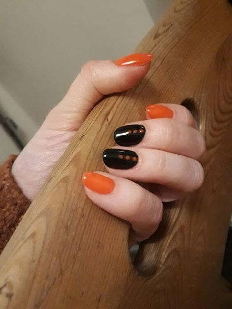 Black And Orange Gel Nails Short, Short Halloween Nails Orange And Black, Halloween Pumpkin Nails Short, Gray And Orange Halloween Nails, Coffin Shaped Nails Halloween, Simple Orange And Black Nails, Fall Nails Orange And Black, October Orange Nails, Short Black And Orange Nails