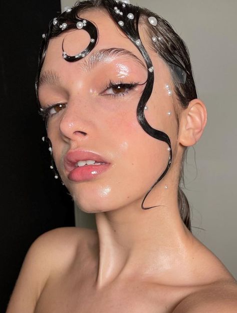 Makeup Looks Prom, Wet Look Hair, Crystal Makeup, Runway Hair, Fresh Makeup, Vogue France, Editorial Hair, Face Jewels, High Fashion Photography