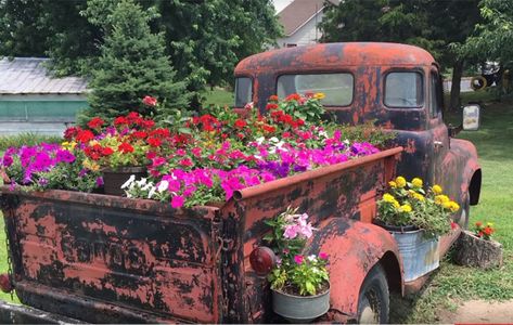 DIY Planter Ideas for Your Backyard - Truck Flower Bed DIY Truck With Flowers, Flower Truck, Old Truck, Farm Stand, In Front Of House, Garden Yard Ideas, Design Flower, Front Of House, Small Studio