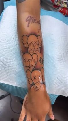 Kaws Tattoo Ideas For Women, Hand Tatts For Woman, Art Tattoo Women, Baddie Leg Tattoos, Kaws Tattoo, Hand Tatts, Small Dope Tattoos, Girl Thigh Tattoos, Henna Style Tattoos