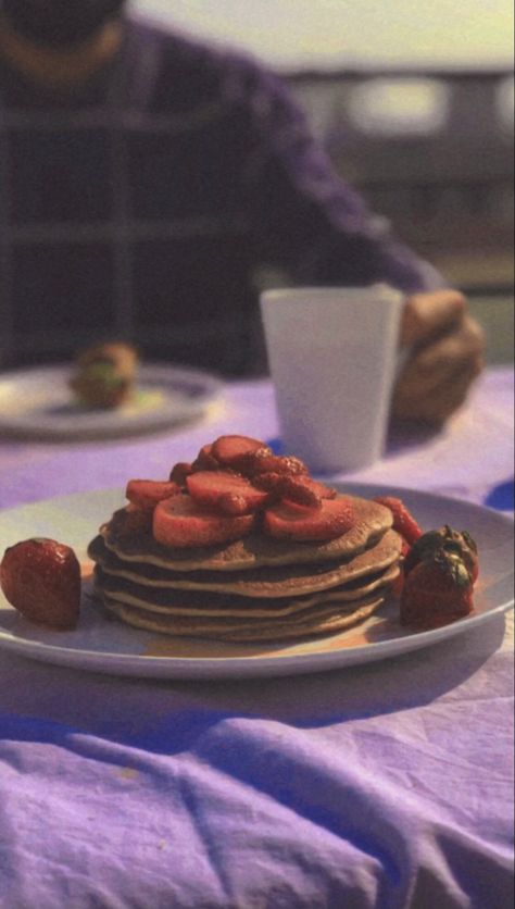 Making Pancakes Aesthetic, Clubs Aesthetic, Pancakes Aesthetic, Pancakes For Dinner, Making Pancakes, Morning Vibes, How To Make Pancakes, Clubbing Aesthetic, 90s Aesthetic