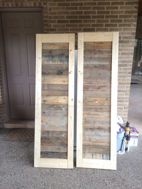 Pallet Cupboard Doors, Pallet Door Diy, Diy Cupboard Doors, Closet Boxes, Decorating Doors, Wood Barn Doors, Sliding Garage Doors, Pallet Door, Pallet Barn