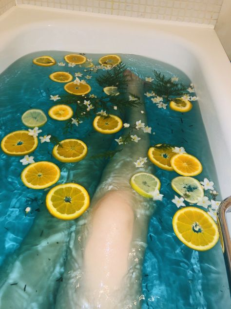 Citrus bath Spiritual Baths, Citrus Bath, Bath Pictures, Rose Petal Bath, Bath Aesthetic, N C, Spiritual Bath, Witch Stuff, Milk Bath