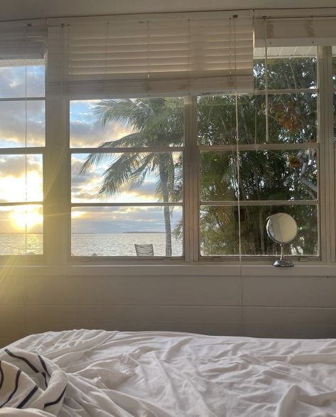 Costal Granddaughter, Summer Aesthetic Beach, Beach House Aesthetic, Bedroom Coastal, Summer Bedroom, Beach Inspo, Dream Beach Houses, Beach Room, Aesthetic Beach