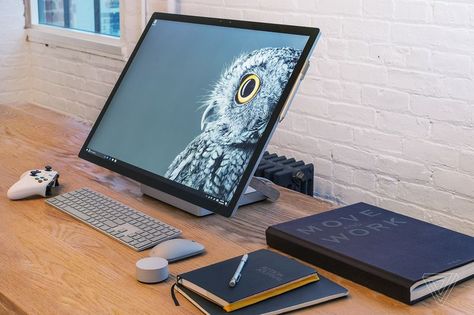 Microsoft Surface Studio, Retro Technology, Ideas Cuarto, Workspace Ideas, Architects Desk, Surface Studio, Desktop Setup, Cool Desktop, New Technology Gadgets