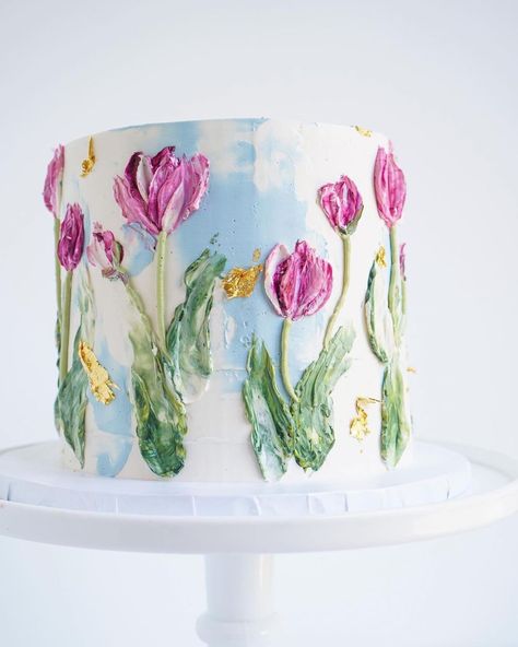 American Cake Decorating on Instagram: “Tulips 🌷 @sukarbakes” Tulip Cake, Floral Cake Design, Daisy Cakes, American Cake, Hand Painted Cakes, Luxury Cake, Spring Cake, Cake Photography, Butterfly Cakes