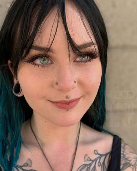 Vertical labret piercing