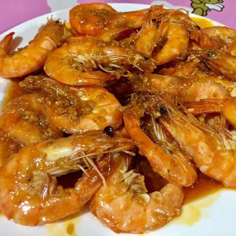 Buttered Shrimp Filipino style It’s easy to cook Garlic Buttered Shrimp Recipe even with the addition of the other ingredients. Any home cook can do it because you just toss the butter and shrimp together in a pot or skillet.You can also brown the butter first before putting the shrimp if you wish but putting everything together at once is alright. Shrimp Food Recipes, Filipino Shrimp Recipe, Garlic Buttered Shrimp, Filipino Chicken Barbecue Recipe, Bihon Guisado, Buttered Shrimp, Guisado Recipe, Pancit Bihon, Ways To Cook Shrimp