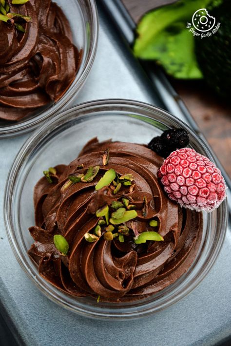 Mousse Deserts, Healthy Mousse, Avocado Mousse Recipe, Eating Avocado, Fruit Mousse, Avocado Recipes Healthy, Recipes Avocado, Chocolate Deserts, Dessert Inspiration