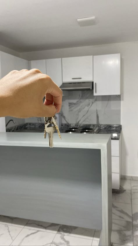 New House Keys Aesthetic, Real Estate Vision Board, 2025 Aesthetic, First Apartment Essentials, Apartment Searching, Apartment Goals, Vision Board Images, Vision Board Photos, 1st Apartment