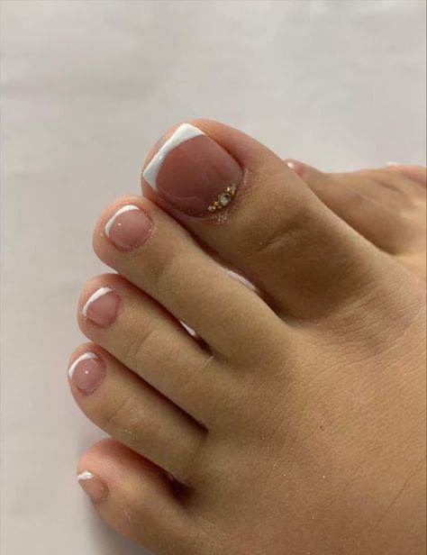 Pedicure Ideas Tan Skin, Natural French Pedicure, Feet Extension Nail Art, French Tip Pedicure With Rhinestones, Pedicure French Tip Designs, Pedicure With Gems, French Nails Toes, Toe Nail Extensions, Toe Nail Designs French Tip