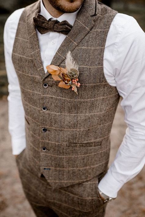 Vintage Groomsmen Attire, Groom Attire Vintage, Brown Suit Wedding, Boho Wedding Groom, Vintage Wedding Groom, Casual Wedding Suit, Groom Trends, Vintage Wedding Suits, Fall Groom