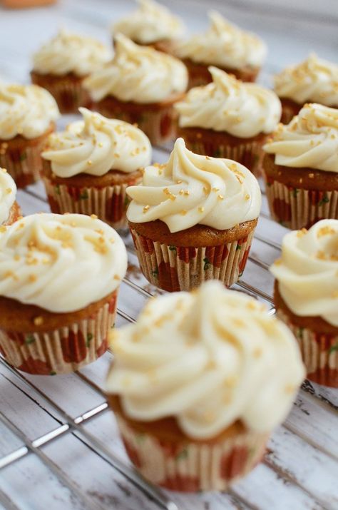 Mini Pumpkin Cupcakes With Cream Cheese Icing, Mini Pumpkin Muffins With Cream Cheese, Pumpkin Mini Cupcakes, Thanksgiving Mini Cupcakes, Pumpkin Cupcakes With Cream Cheese Icing, Mini Pumpkin Cupcakes, Pumpkin Cupcakes Easy, Pumpkin Cupcakes With Cinnamon Cream, Halloween With Friends