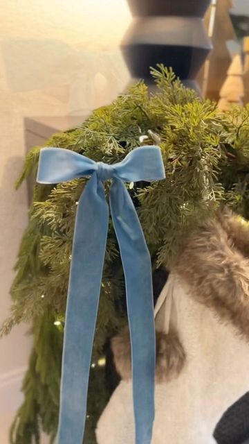 Paola on Instagram: "🎄How to tie the perfect bow with one-sided velvet ribbon✨ ✨I know it seems a little difficult but practice makes perfect 🫶🏼✨ . Blue ribbon @shopblancbox . . ✨Christmas decor ideas, diy Christmas decor 🎄For more Christmas inspiration and home decor ideas follow my shop @mywellihousedecor on the @shop.LTK app to shop this post and get my exclusive app-only content! @shop.ltk @ltk.home #LTKhome #kingofchristmas https://liketk.it/3PHCR #cljsquad #betterhomesandgardens #b How To Make A Bow With Velvet Ribbon, Velvet Bows On Christmas Tree, Decor Natal, 2025 Christmas, Blue Christmas Decor, Diy Christmas Decor, How To Tie Ribbon, Perfect Bow, Christmas Tree Bows