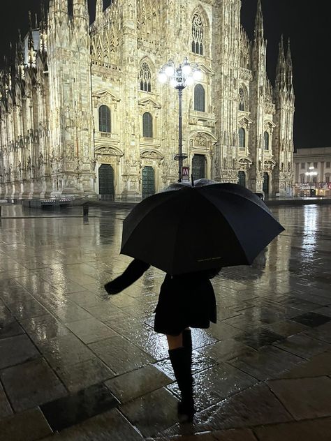 walking in milan at night while it rains Milan Aesthetic Night, Milan Aesthetic Fashion, Valeria Core, Milano Aesthetic, Milan Aesthetic, Milan Duomo, Grunge Winter, Summer Abroad, Milan City