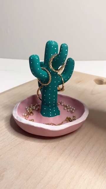 Crockd on Instagram: "how to make a cactus jewellery dish 🌵 an easy clay diy to add some fun to your space ✨   @Chelsea Morgan Art always providing the best diy gift ideas 🤠   #clay #pottery #athomepottery #diyclayideas #easydiyideas #diygiftideas #diycraftideas #handmadejewellerydish #cactus #handmadehomewares #crockd" Clay Cactus, Easy Things To Make With Clay, Cactus Jewelry, Cute Origami, Diy Jewelry Holder, Beginner Pottery, Origami Crafts, Jewelry Dish, Clay Sculpture