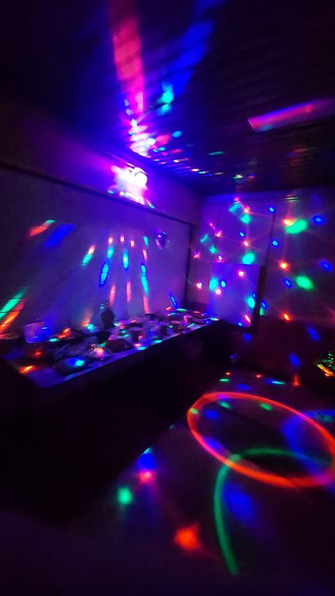 New Years Party Ideas At Home Friends, House Party Set Up, Club Theme Party Ideas At Home, 18th Birthday Party Ideas At Home, Nyc Birthday, Nightclub Party, Neon Nights, Party Inspo, 18th Birthday Party