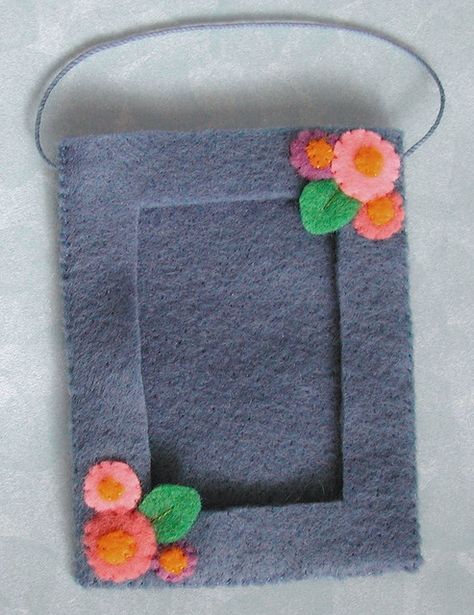 cute picture frame ornament Felt Photo Frame Diy, Felt Picture Frame Ornament, Felt Picture Frame, Felt Photo Frame, Felt Frame, Frame Ornaments, Felt Envelope, Cute Picture Frames, Felted Crafts