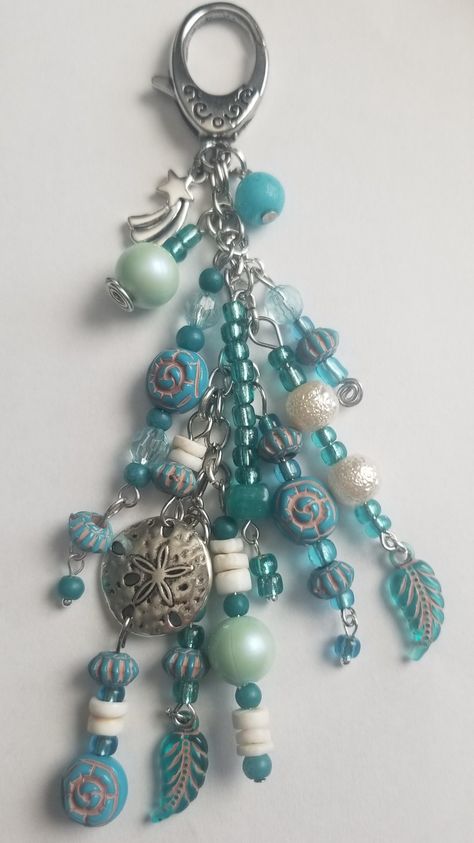 Purse Jewelry Key Chains, Purse Jewelry Diy Ideas, Purse Charms Diy How To Make, Tassen Hanger, Purse Dangles, Journal Charms, Purse Charms Diy, Sac Diy, Bead Dangles