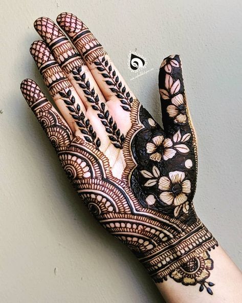 simple-mehndi-designs-for-left-hand-palm-neeta-desai-sharma-garden-print-mehndi Simple Mehndi Designs For Palm, Mehndi Designs For Palm, Palm Mehendi, Palm Henna Designs, Easy Mehndi Designs, Unique Henna, Palm Mehndi Design, Indian Mehndi Designs, Tato Henna