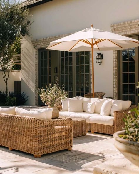 22 Transitional Inspired Backyard Ideas » Lady Decluttered Transitional Home Decor Ideas, Outdoor Pool Furniture, Country Patio, Wicker Outdoor Furniture, Mcgee Home, Backyard Patio Ideas, Transitional Home Decor, Landscape Outdoor, Transitional Home