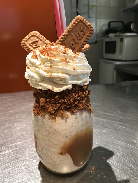 Lotus speculoos Milkshake Lotus Milkshake, Lotus Recipes, Lotus Recipe, Lotus Cookies, Cream Caramel, Snack Organizer, Caramel Topping, Milkshake Recipes, Milk Shakes