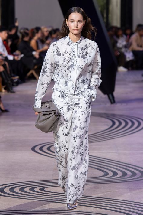 Shiatzy Chen, Spring 2025, Fashion Show Collection, Mens Accessories Fashion, Fashion Week Spring, The Fashion, Paris Fashion Week, Search Engine, Fashion News