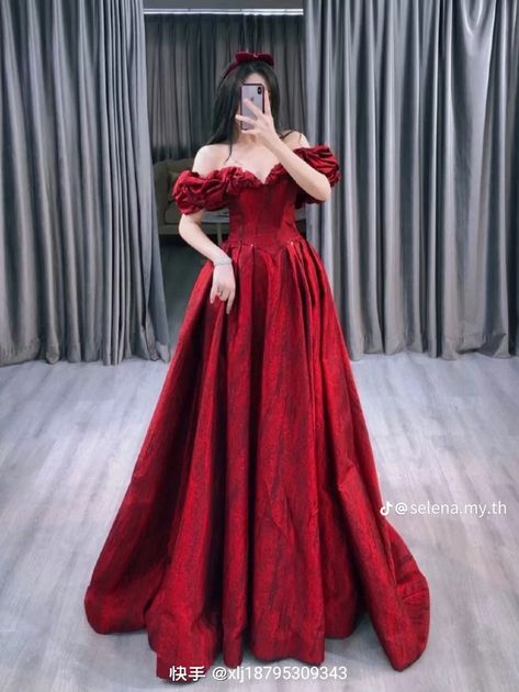 Ball Outfit Ideas, Korean Gown, Yule Ball Outfits, Outfit Ideas Red, Ball Outfit, Debut Dresses, Red Wedding Dress, Yule Ball, Stunning Prom Dresses