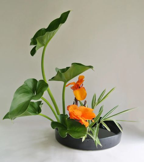 ikebana: the flower arrangement art coming from japan · anooi Art Floral Japonais, Ikebana Arrangement, Arreglos Ikebana, Ikebana Sogetsu, Contemporary Flower Arrangements, Floral Art Arrangements, Sogetsu Ikebana, Tropical Flower Arrangements, Ikebana Arrangements