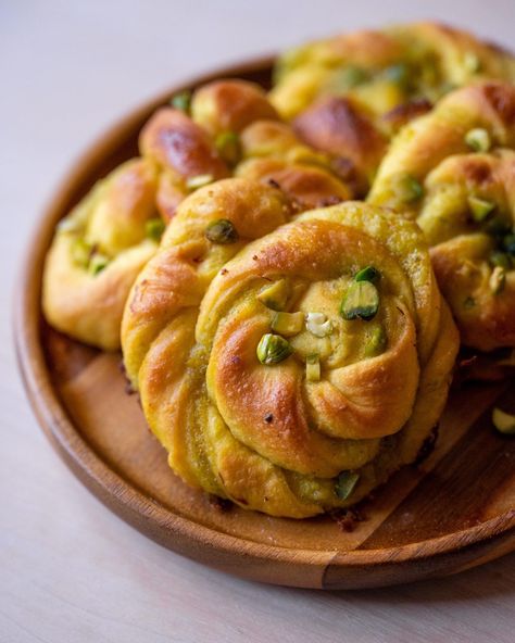 twisted SAFFRON buns FILLED WITH PISTACHIO BUTTER and orange zest — Life of a gardenista Pistachio Buns, Hobbit Meals, Man Bread, Bread Decoration, Saffron Buns, Sweet Food Ideas, Hobbit Food, Food Work, Savory Baking